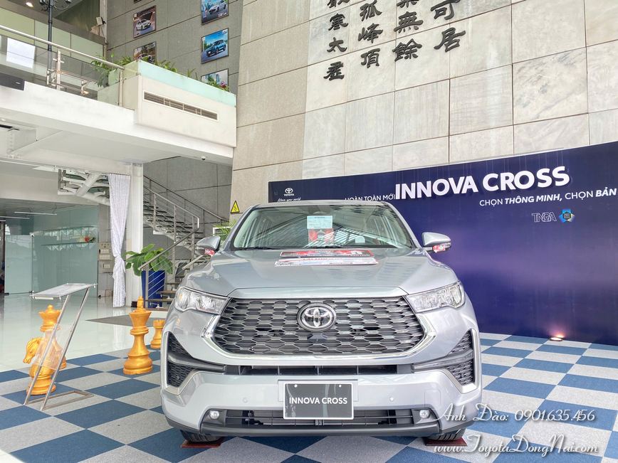 Toyota Innova Cross Hinhchup 11