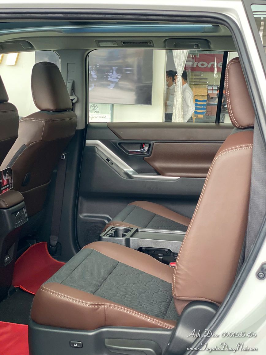 Toyota Innova Cross Hinhchup 19