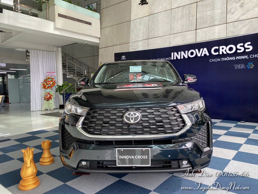 Toyota Innova Cross Hinhchup 22