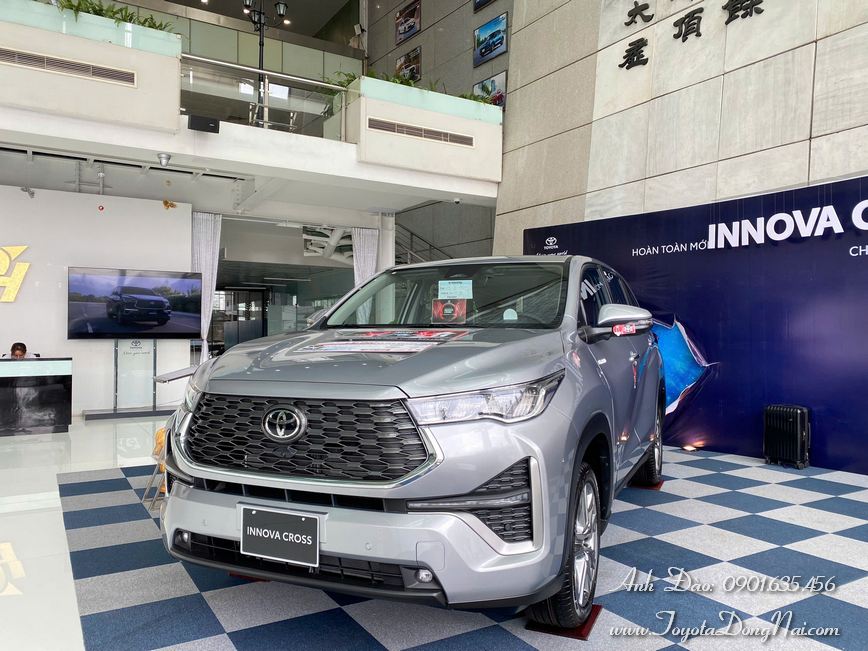 Toyota Innova Cross Hinhchup 26