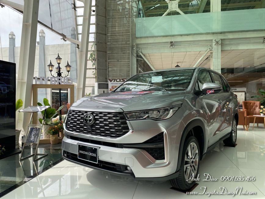 Toyota Innova Cross Hinhchup 30