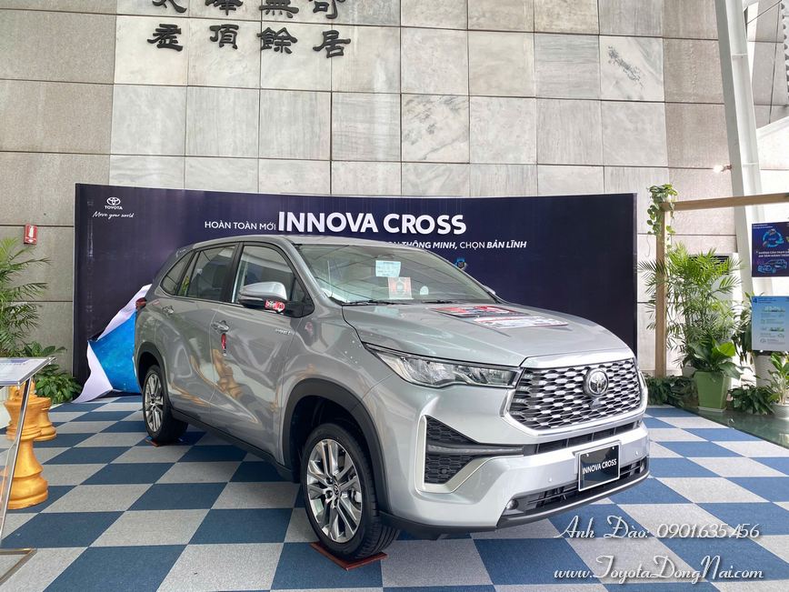 Toyota Innova Cross Hinhchup 32